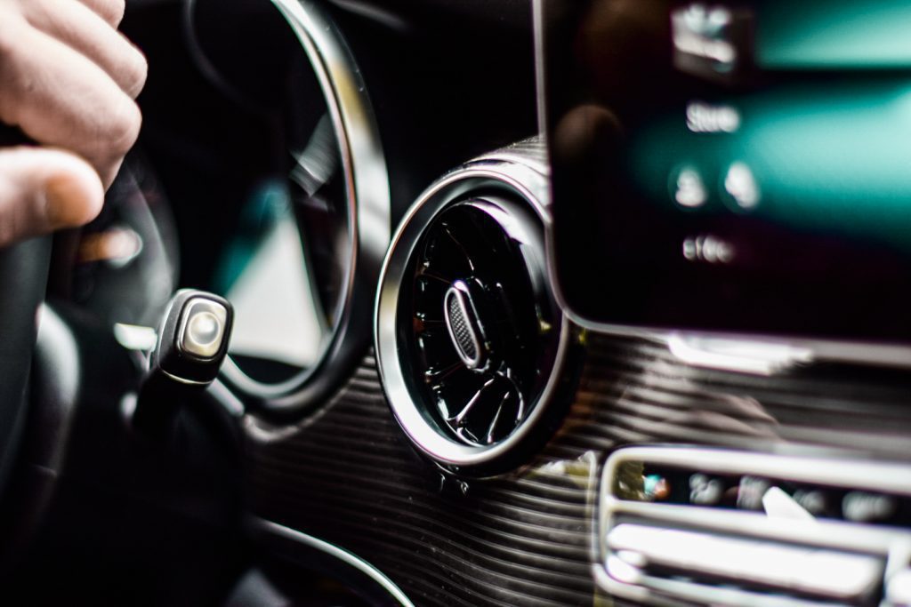 Close up de la parte delantera interior de la Van Mercedes Benz clase V con el chofer conduciendo.