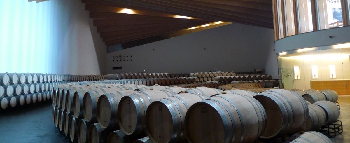 Interior bodega Ysios. Barriles de vino de esta bodega de la Rioja Alavesa.