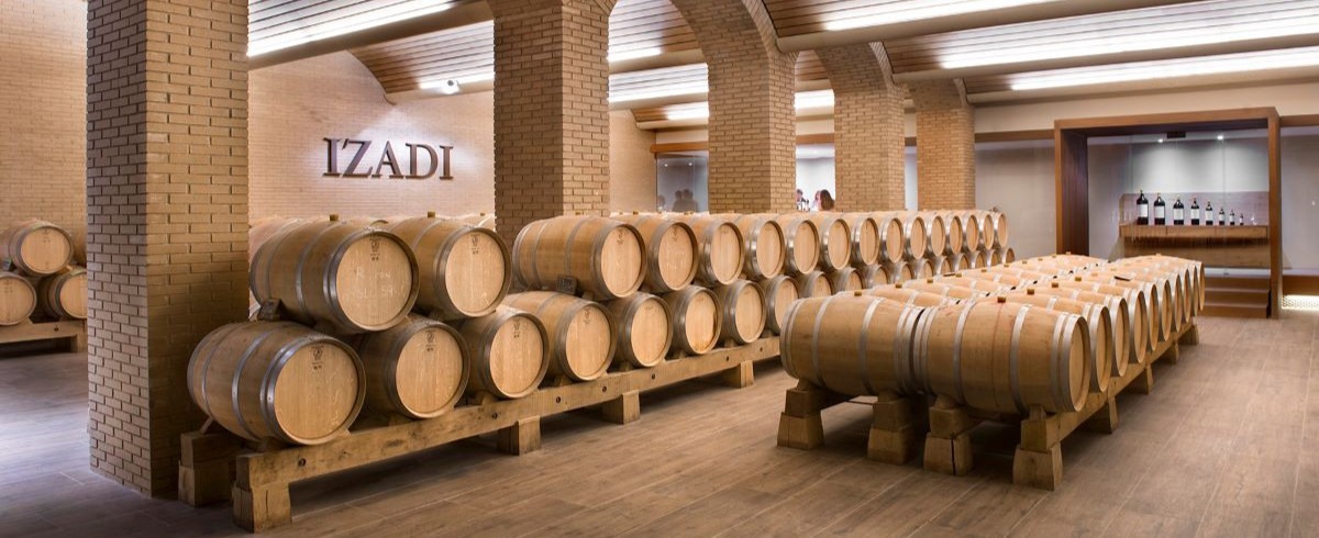 Interior bodegas Izadi en la Rioja Alavesa. Barriles de vino apilados.