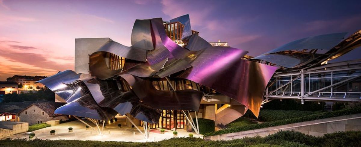 Panorámica del hotel Marqués de Riscal - A Luxury Collection Hotel en la Rioja Alavesa. Obra de Frank Gehry.